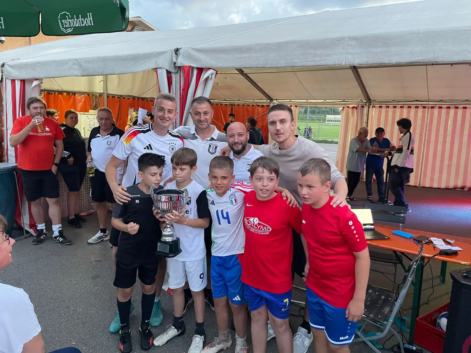 Kinder halten Pokal des Sportvereins Unterjesingen