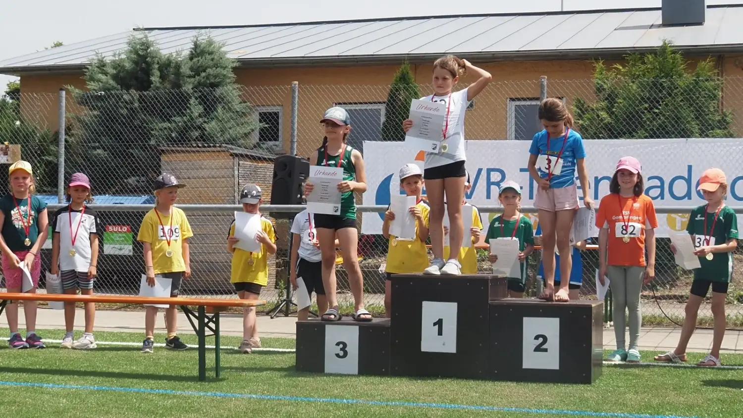 Kinder halten Pokal des Sportvereins Unterjesingen 