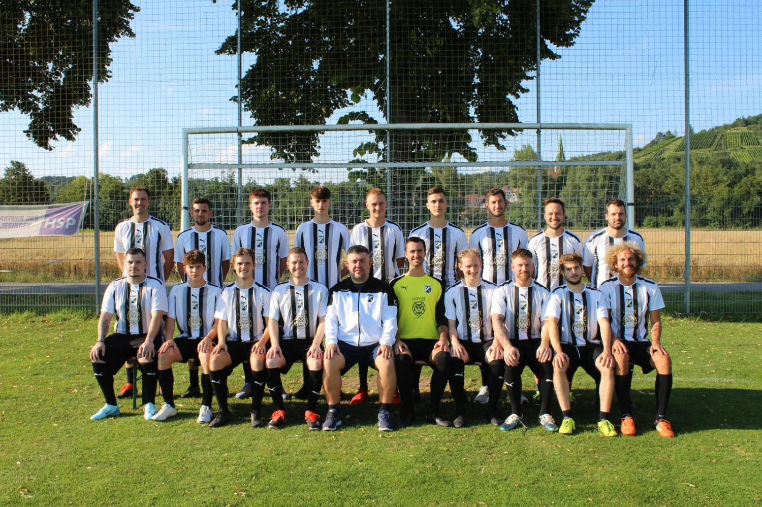 Kinder halten Pokal des Sportvereins Unterjesingen