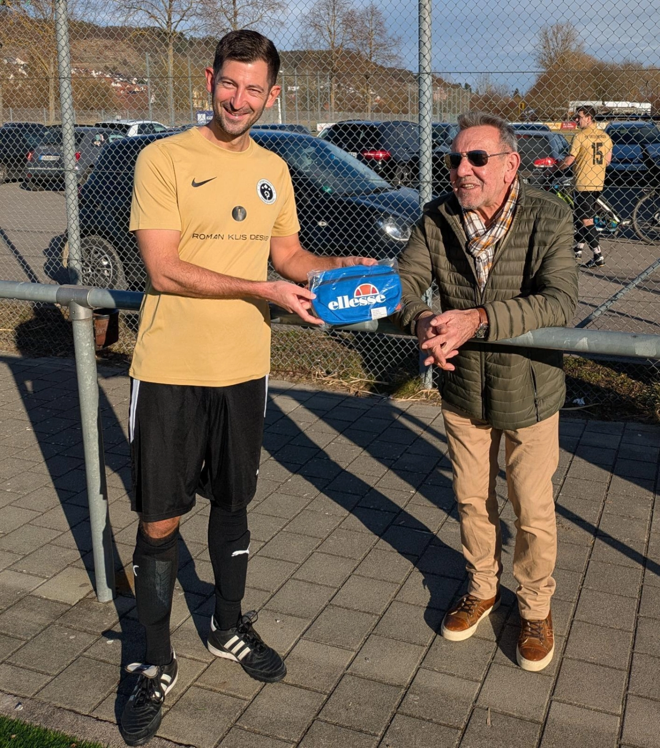 Kinder halten Pokal des Sportvereins Unterjesingen
