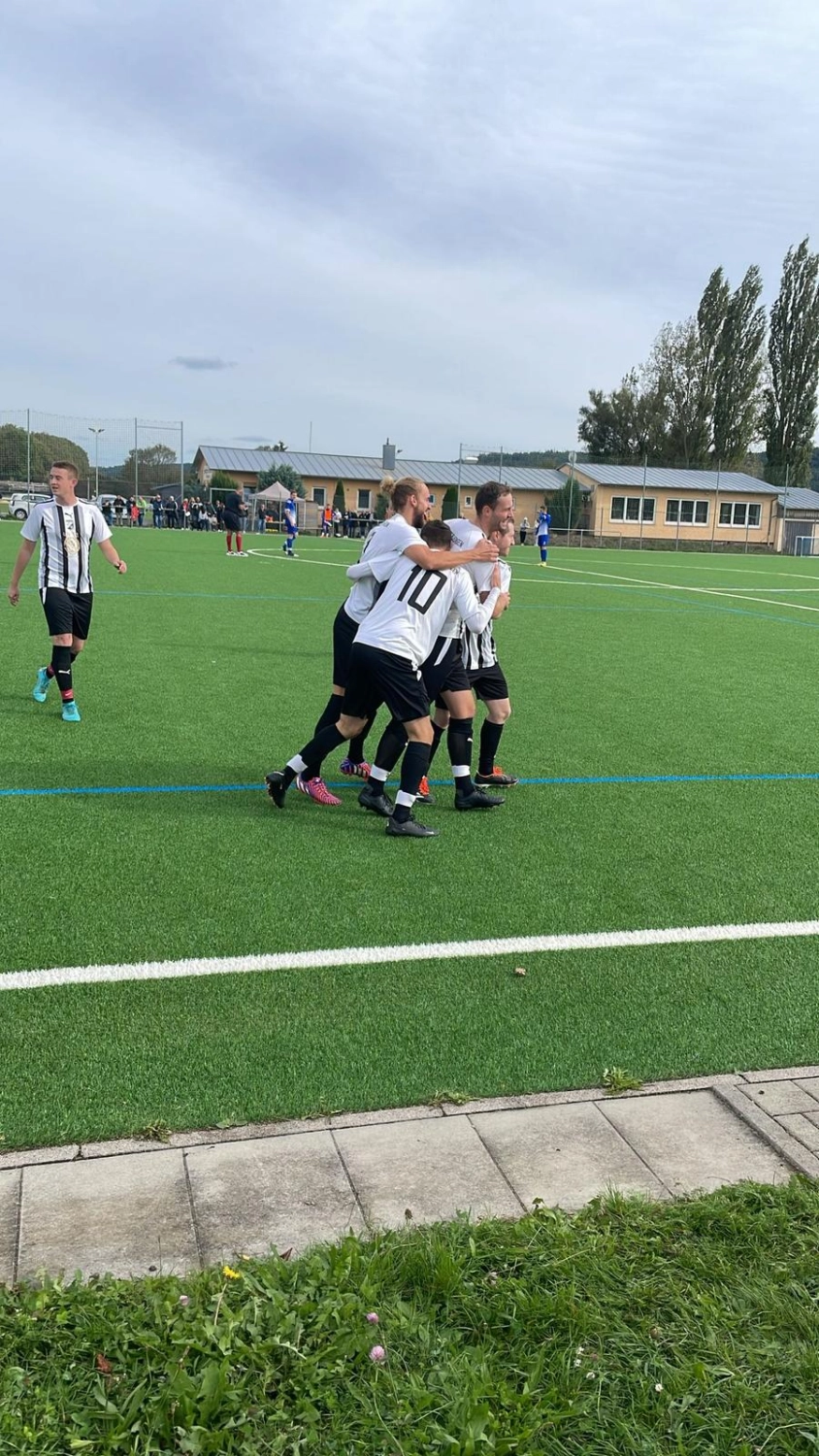 Kinder halten Pokal des Sportvereins Unterjesingen
